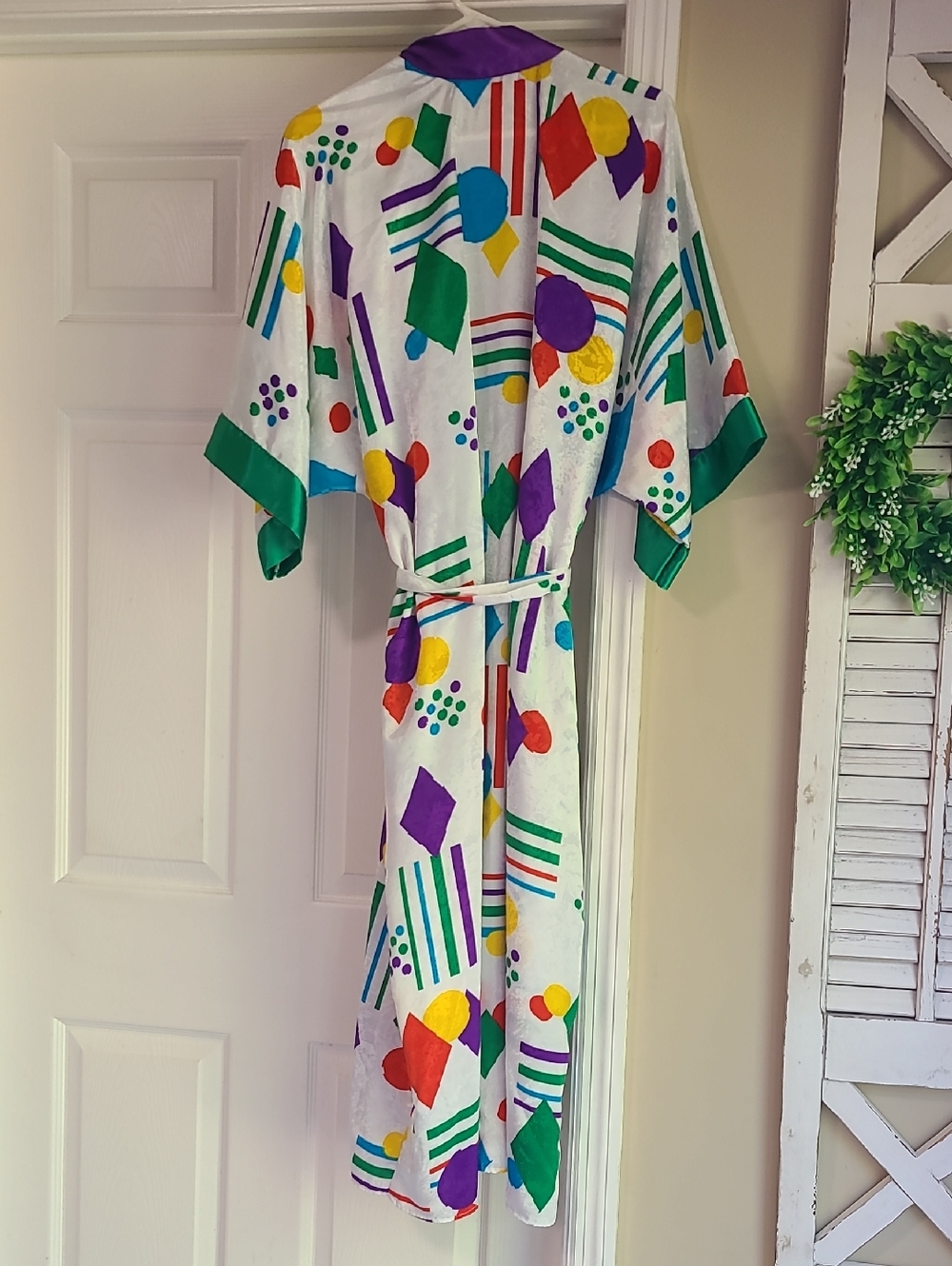 Vintage Cypress sz L, 1980s kimono robe white satin fabric vibrant geometric - Picture 5 of 5